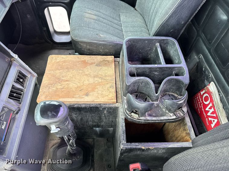 image for item DV2571 2000 Mack CL713 semi truck