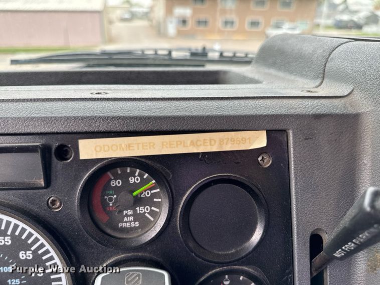 image for item DV2571 2000 Mack CL713 semi truck