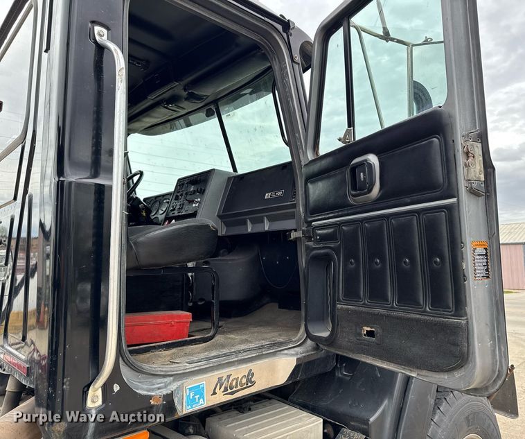 image for item DV2571 2000 Mack CL713 semi truck