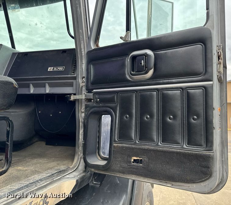 image for item DV2571 2000 Mack CL713 semi truck