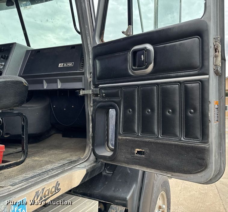 image for item DV2571 2000 Mack CL713 semi truck