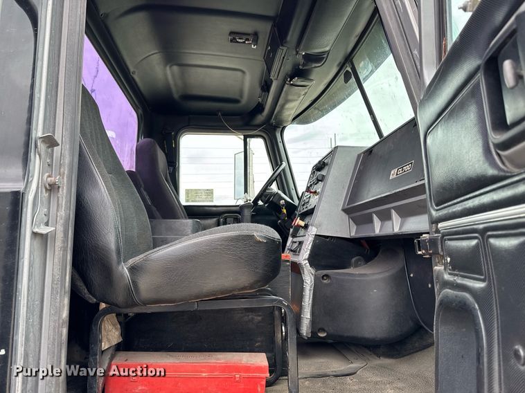 image for item DV2571 2000 Mack CL713 semi truck
