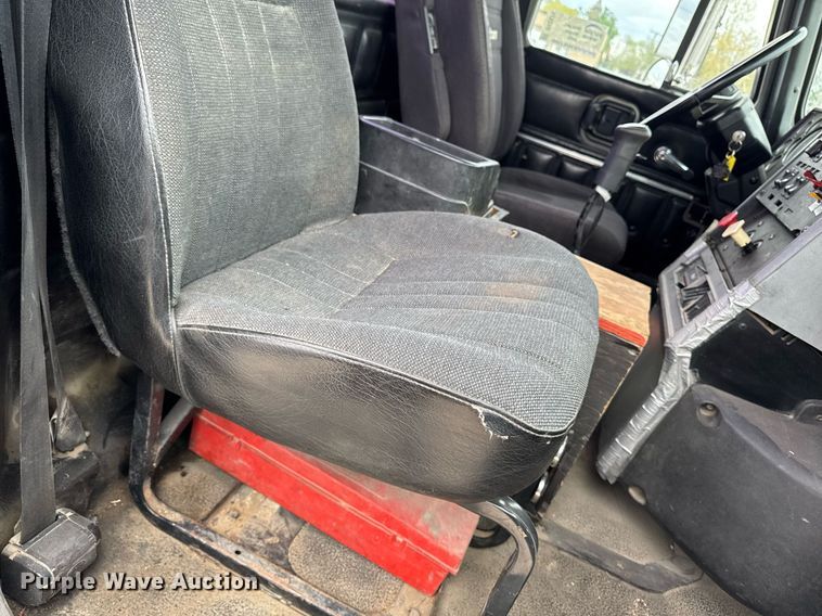 image for item DV2571 2000 Mack CL713 semi truck