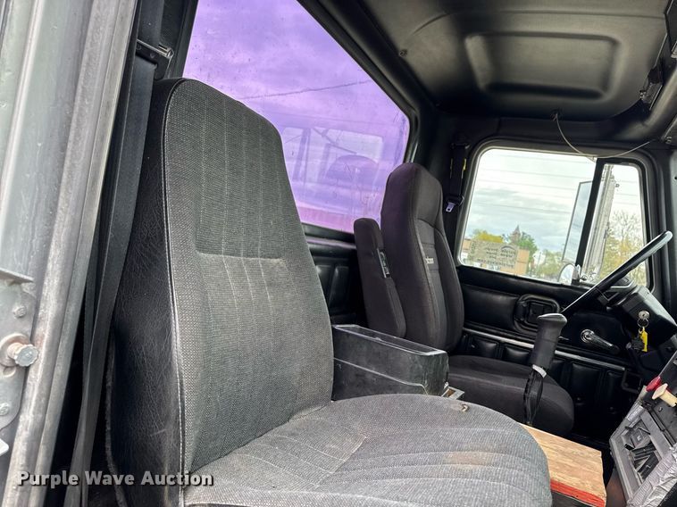 image for item DV2571 2000 Mack CL713 semi truck