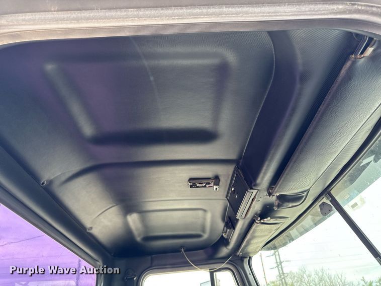 image for item DV2571 2000 Mack CL713 semi truck