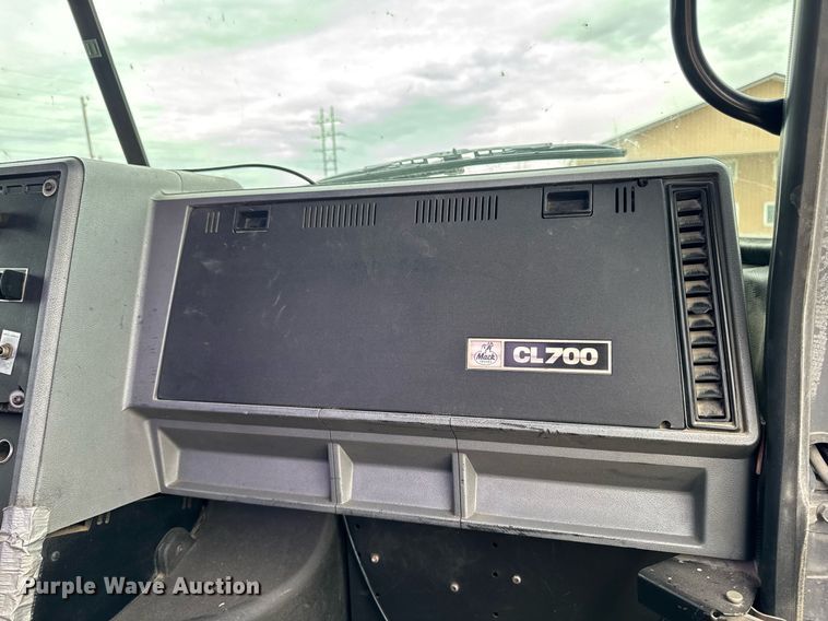 image for item DV2571 2000 Mack CL713 semi truck