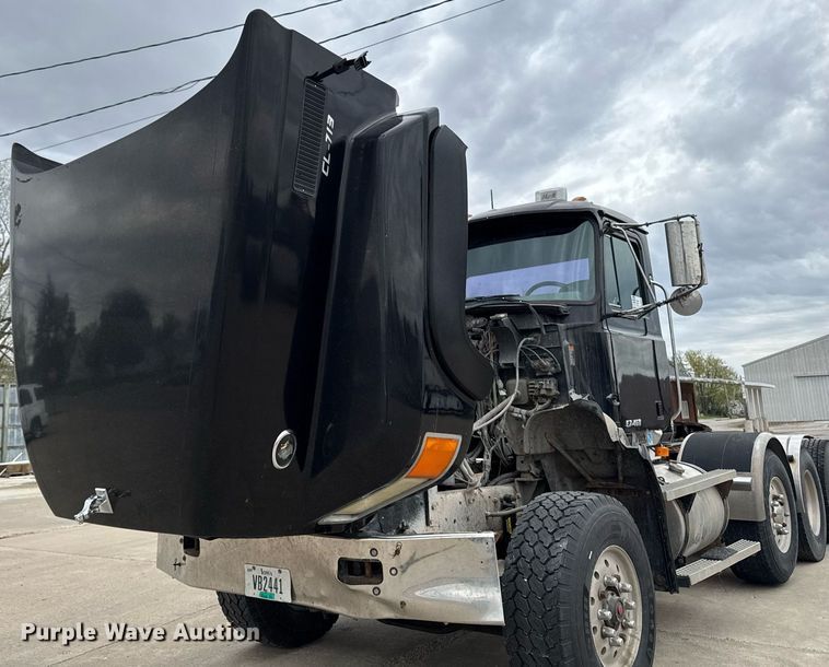 image for item DV2571 2000 Mack CL713 semi truck