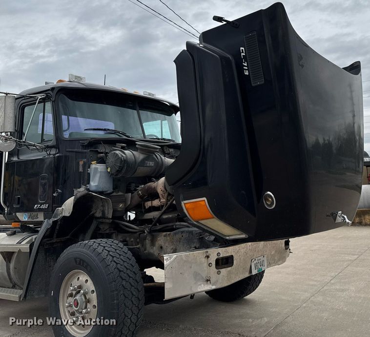 image for item DV2571 2000 Mack CL713 semi truck