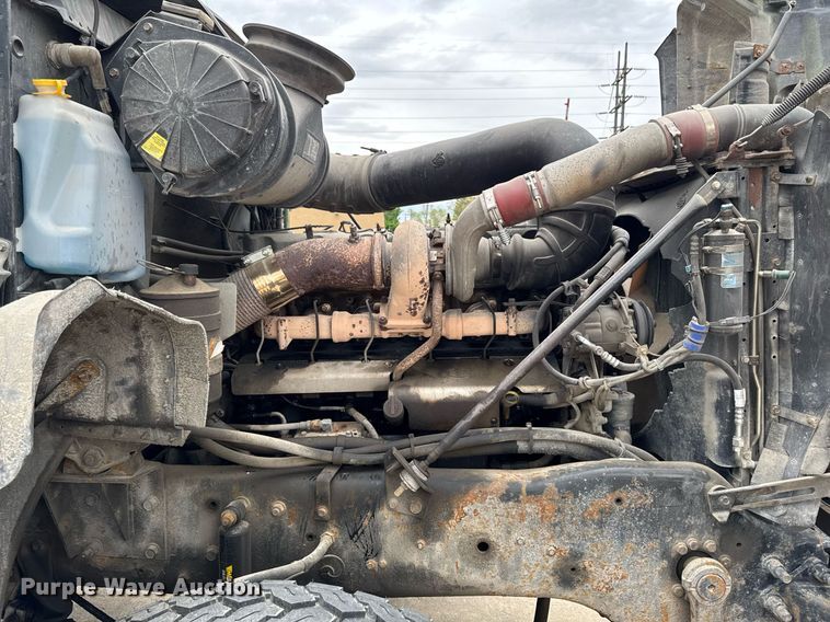 image for item DV2571 2000 Mack CL713 semi truck