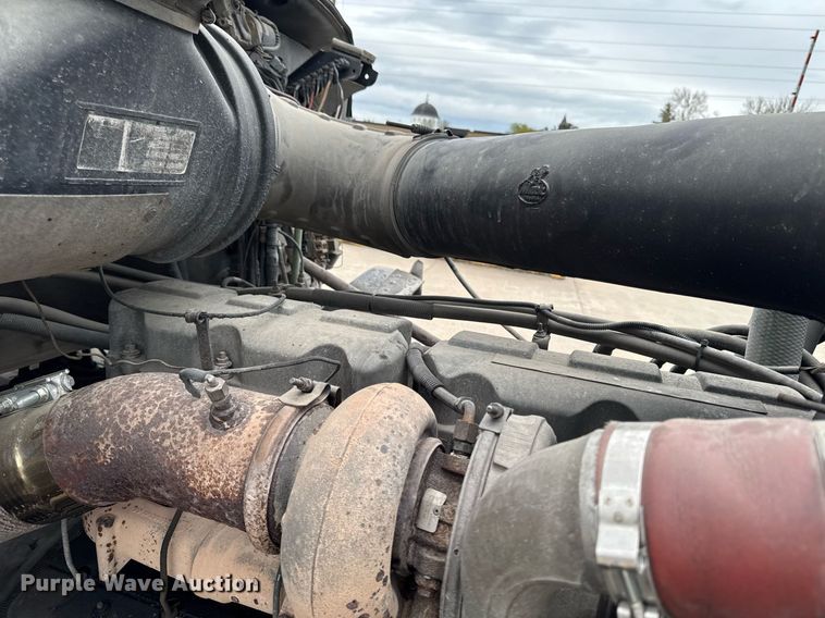 image for item DV2571 2000 Mack CL713 semi truck