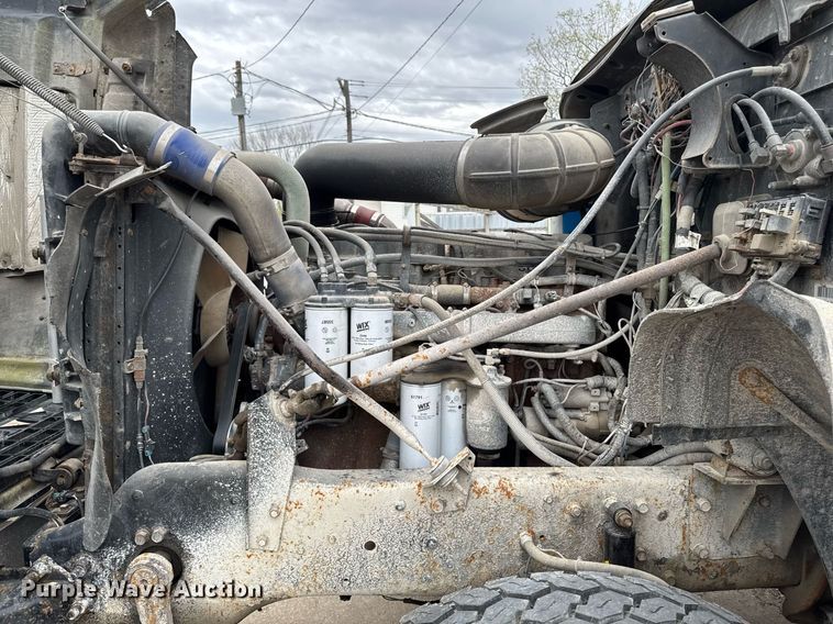 image for item DV2571 2000 Mack CL713 semi truck