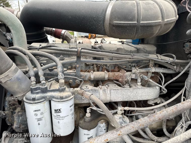 image for item DV2571 2000 Mack CL713 semi truck