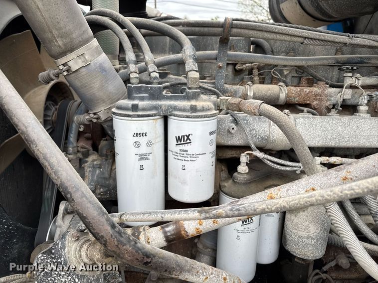 image for item DV2571 2000 Mack CL713 semi truck