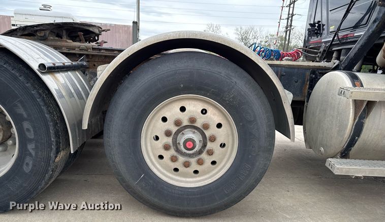 image for item DV2571 2000 Mack CL713 semi truck