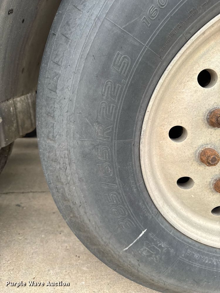 image for item DV2571 2000 Mack CL713 semi truck