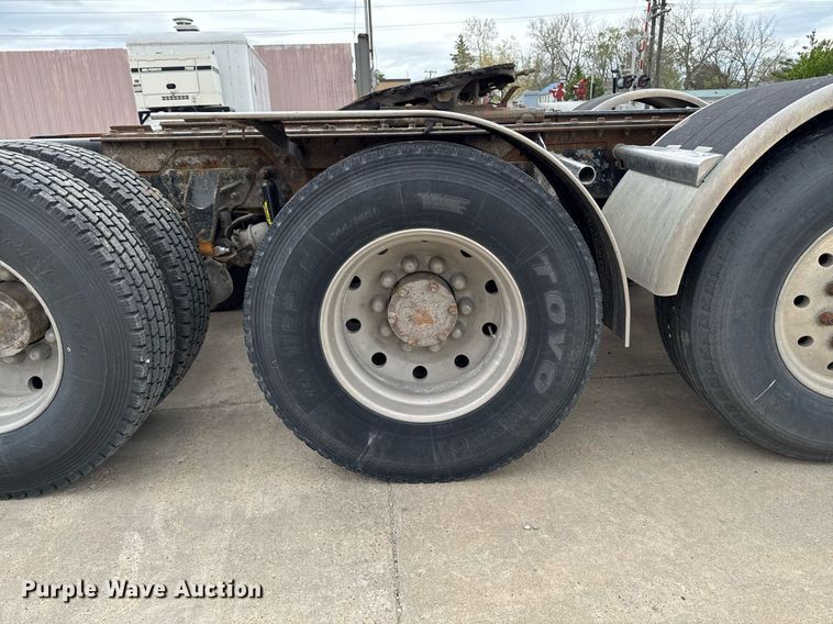 image for item DV2571 2000 Mack CL713 semi truck