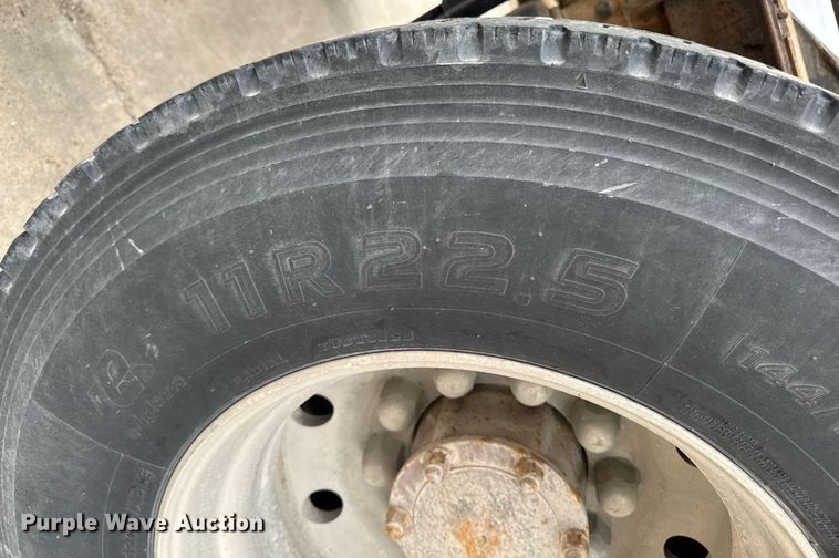 image for item DV2571 2000 Mack CL713 semi truck