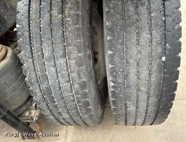 image for item DV2571 2000 Mack CL713 semi truck