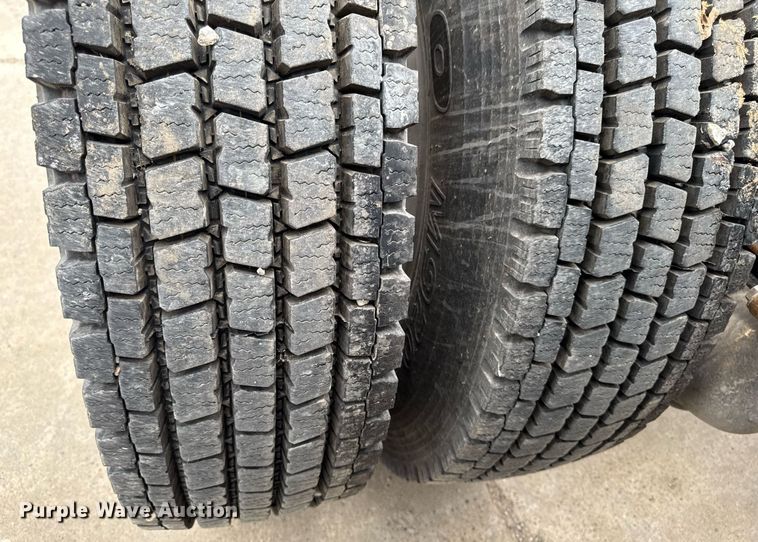 image for item DV2571 2000 Mack CL713 semi truck