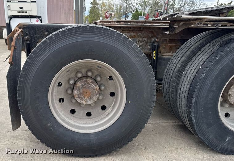 image for item DV2571 2000 Mack CL713 semi truck