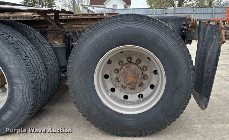 image for item DV2571 2000 Mack CL713 semi truck