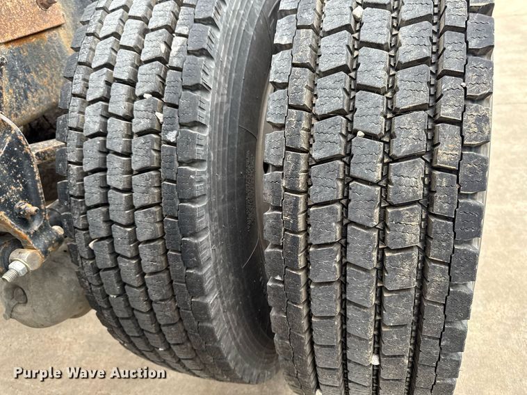 image for item DV2571 2000 Mack CL713 semi truck