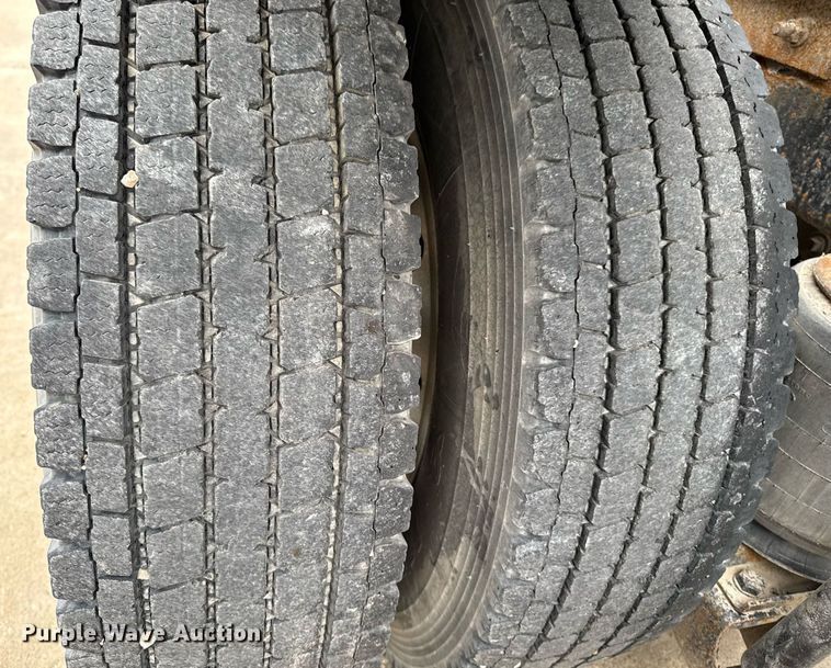 image for item DV2571 2000 Mack CL713 semi truck