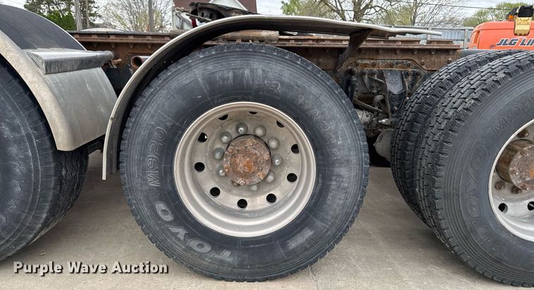 image for item DV2571 2000 Mack CL713 semi truck