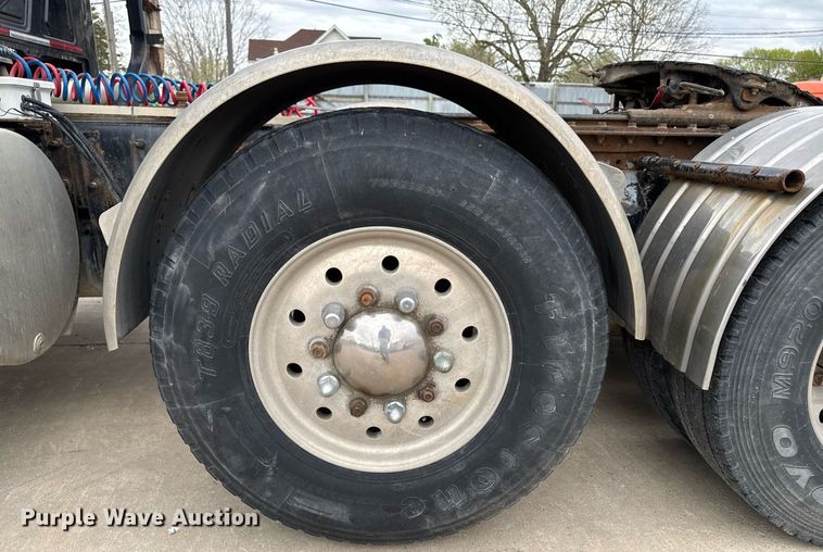 image for item DV2571 2000 Mack CL713 semi truck