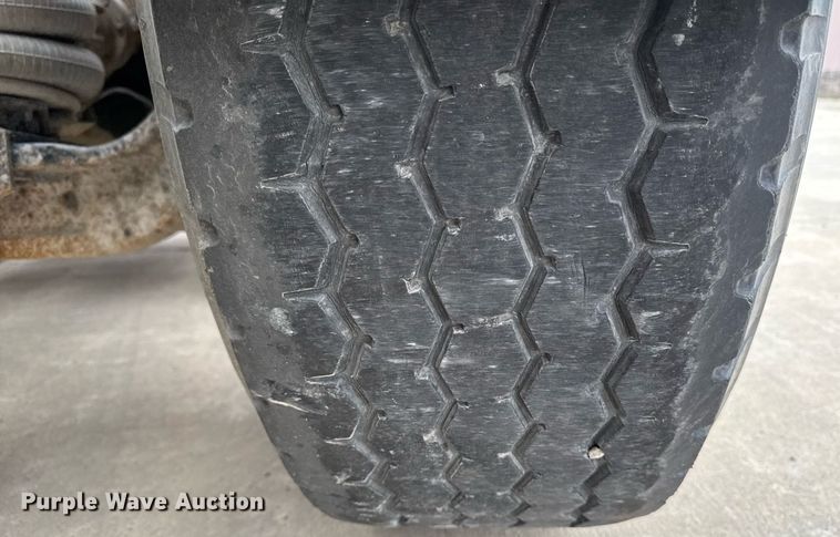 image for item DV2571 2000 Mack CL713 semi truck