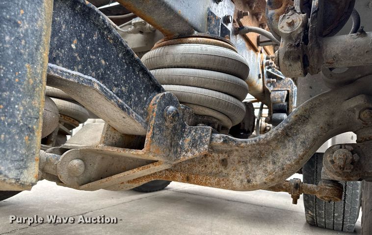 image for item DV2571 2000 Mack CL713 semi truck