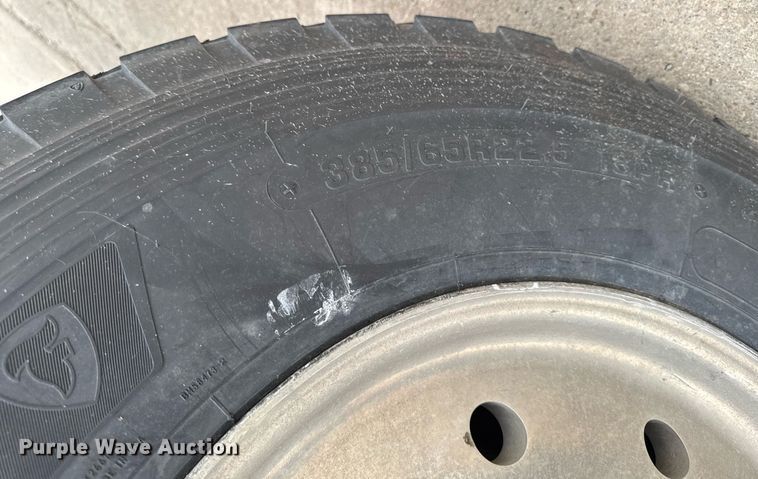 image for item DV2571 2000 Mack CL713 semi truck