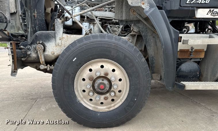 image for item DV2571 2000 Mack CL713 semi truck