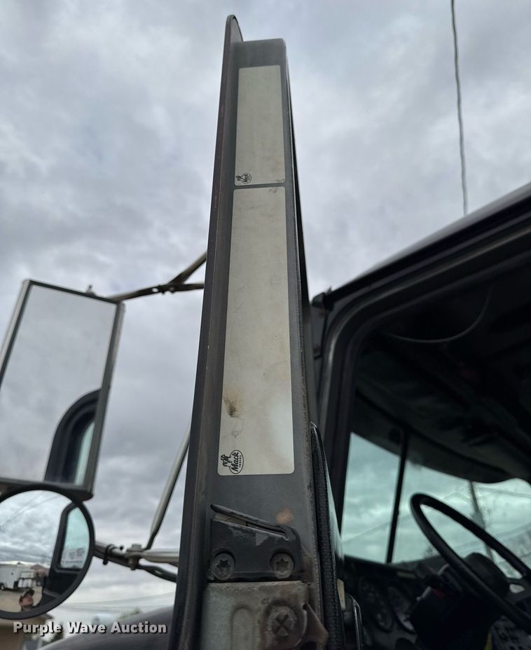 image for item DV2571 2000 Mack CL713 semi truck