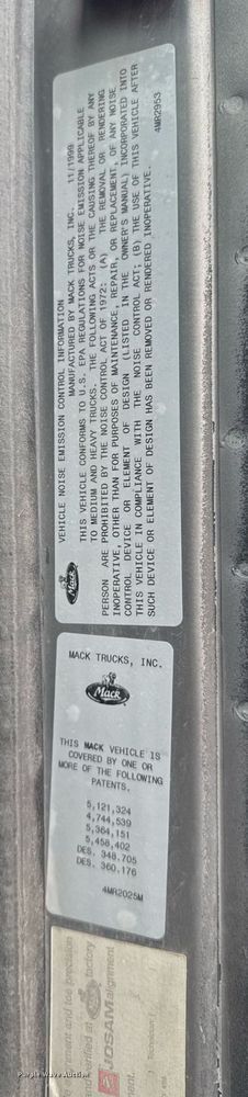image for item DV2571 2000 Mack CL713 semi truck
