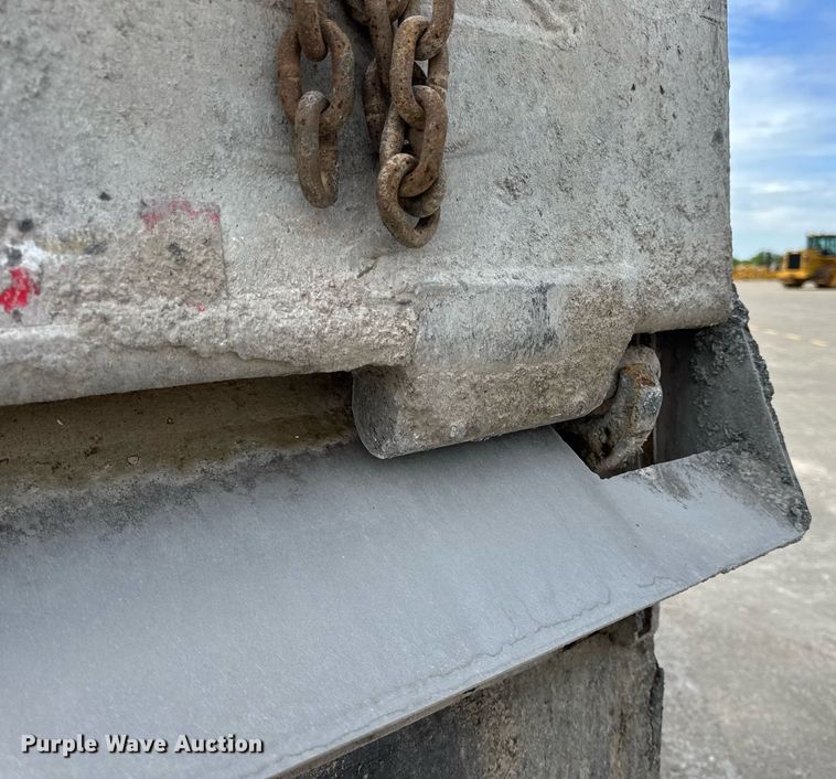 image for item DV4008 2009 Mac end dump trailer