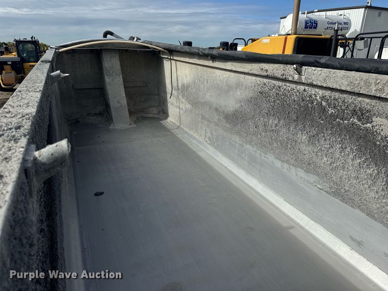 image for item DV4008 2009 Mac end dump trailer