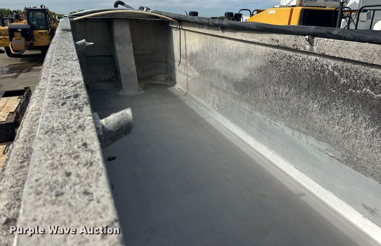 image for item DV4008 2009 Mac end dump trailer