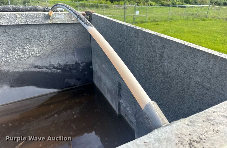 image for item DV4009 2010 Mac end dump trailer