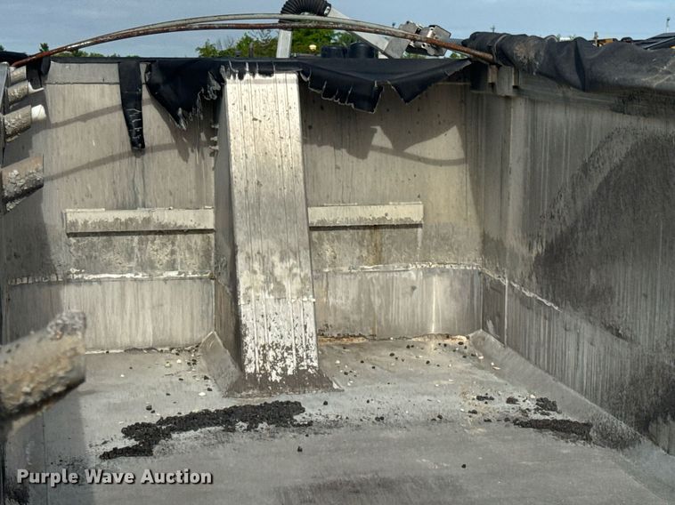 image for item DV4009 2010 Mac end dump trailer