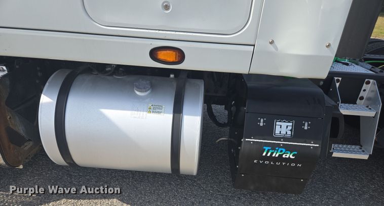 image for item DW1860 2018 International LT625 semi truck