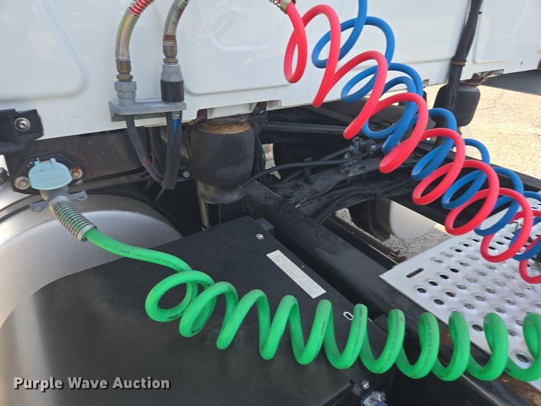 image for item DW1860 2018 International LT625 semi truck