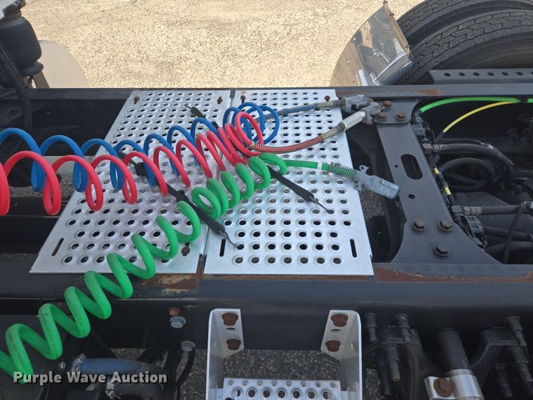 image for item DW1860 2018 International LT625 semi truck