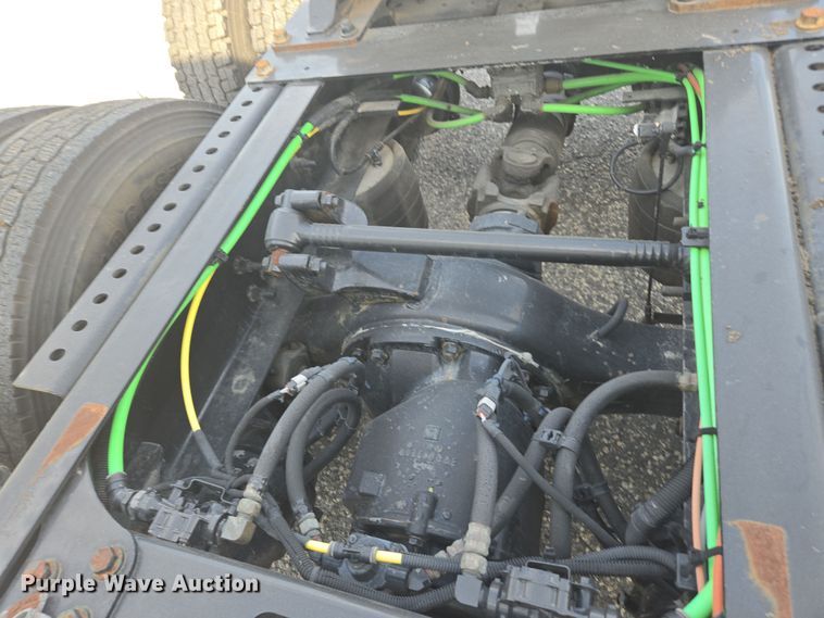 image for item DW1860 2018 International LT625 semi truck