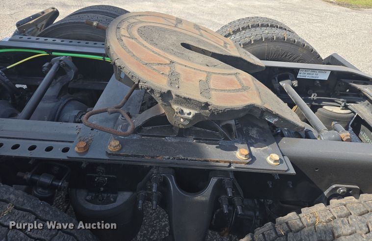 image for item DW1860 2018 International LT625 semi truck