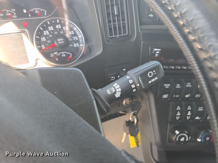 image for item DW1860 2018 International LT625 semi truck