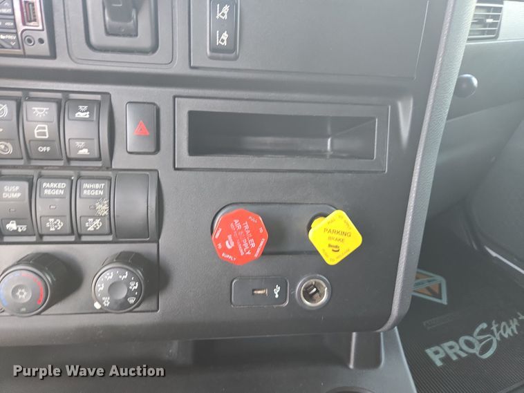 image for item DW1860 2018 International LT625 semi truck