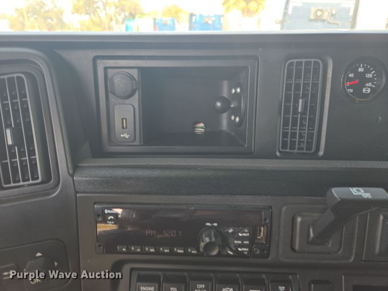 image for item DW1860 2018 International LT625 semi truck