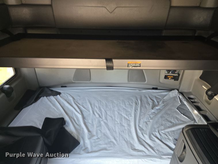 image for item DW1860 2018 International LT625 semi truck