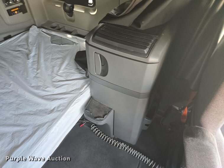 image for item DW1860 2018 International LT625 semi truck